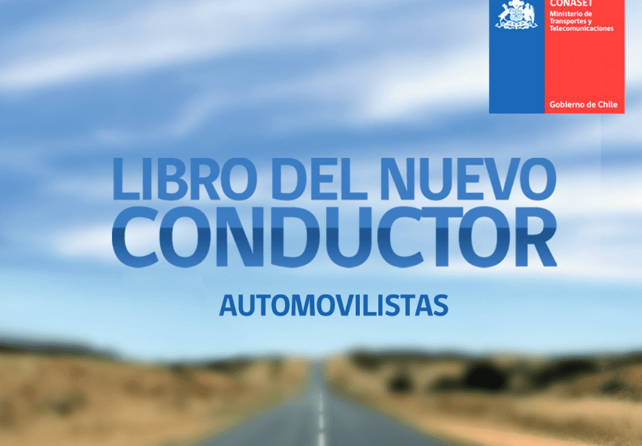 Persona leyendo el manual del conductor en papel